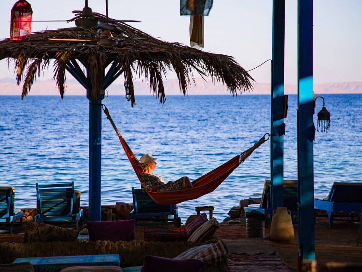 Turista relaxando em uma praia paradisíaca de Dahab, Egito.