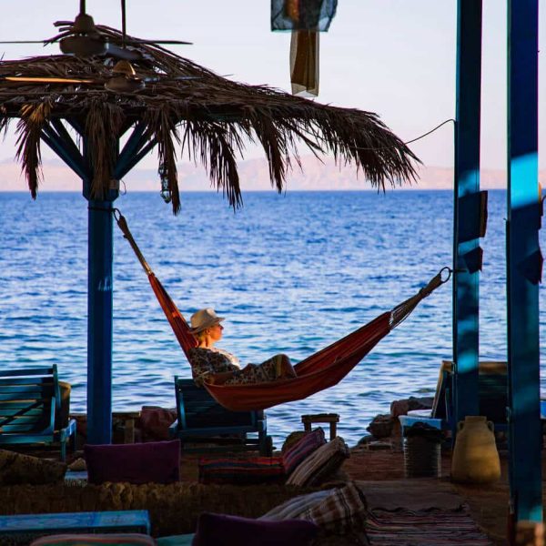 Un Turista Se Relaja En Una De Las Maravillosas Playa De Sharm El Sheij
