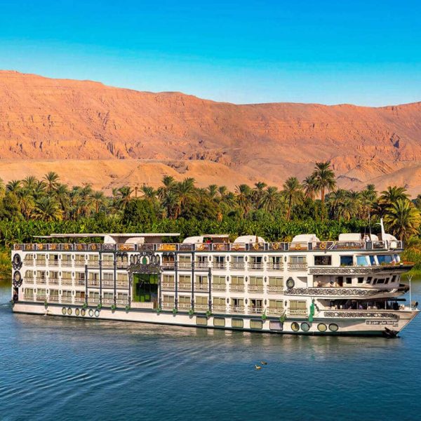 Cruzeiro pelo Rio Nilo com vistas das margens e paisagens egípcias.