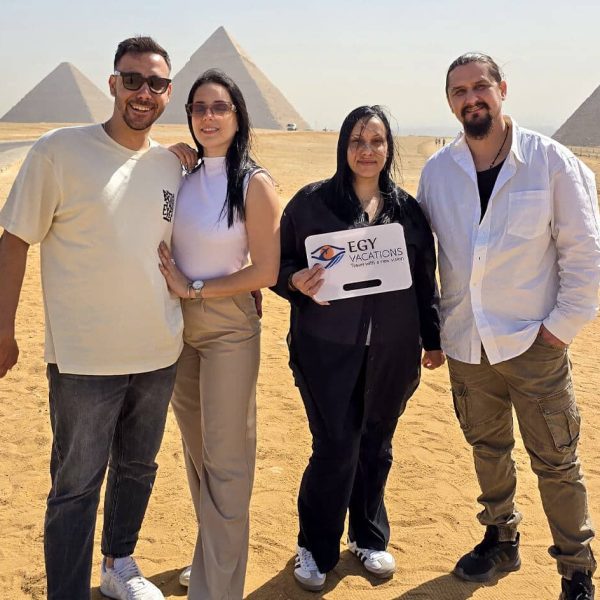 Wonderful-group-photos-from-one-of-our-wonderful-visits-to-the-pyramids.jpg