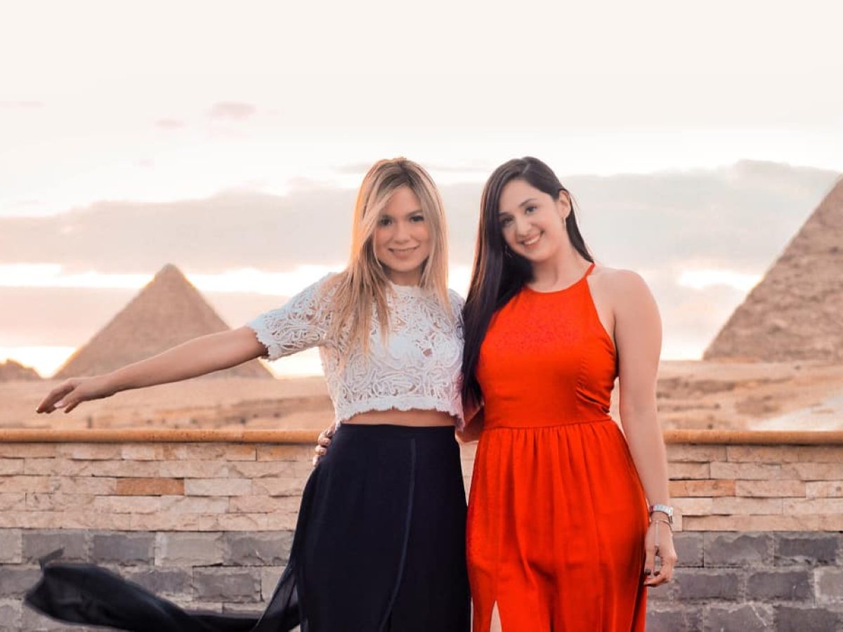 Banner promocional para férias no Egito, destacando pirâmides e cultura.